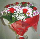 Farklı bir hediye ürünü isteyenler için taze kır çiçekleri demeti ve güller